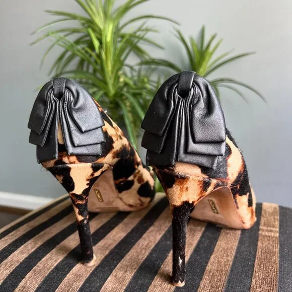 🚨SOLD🚨Louise et Cie Cow Hair Leather Heel Bow Size 10 - Picture 2 of 9